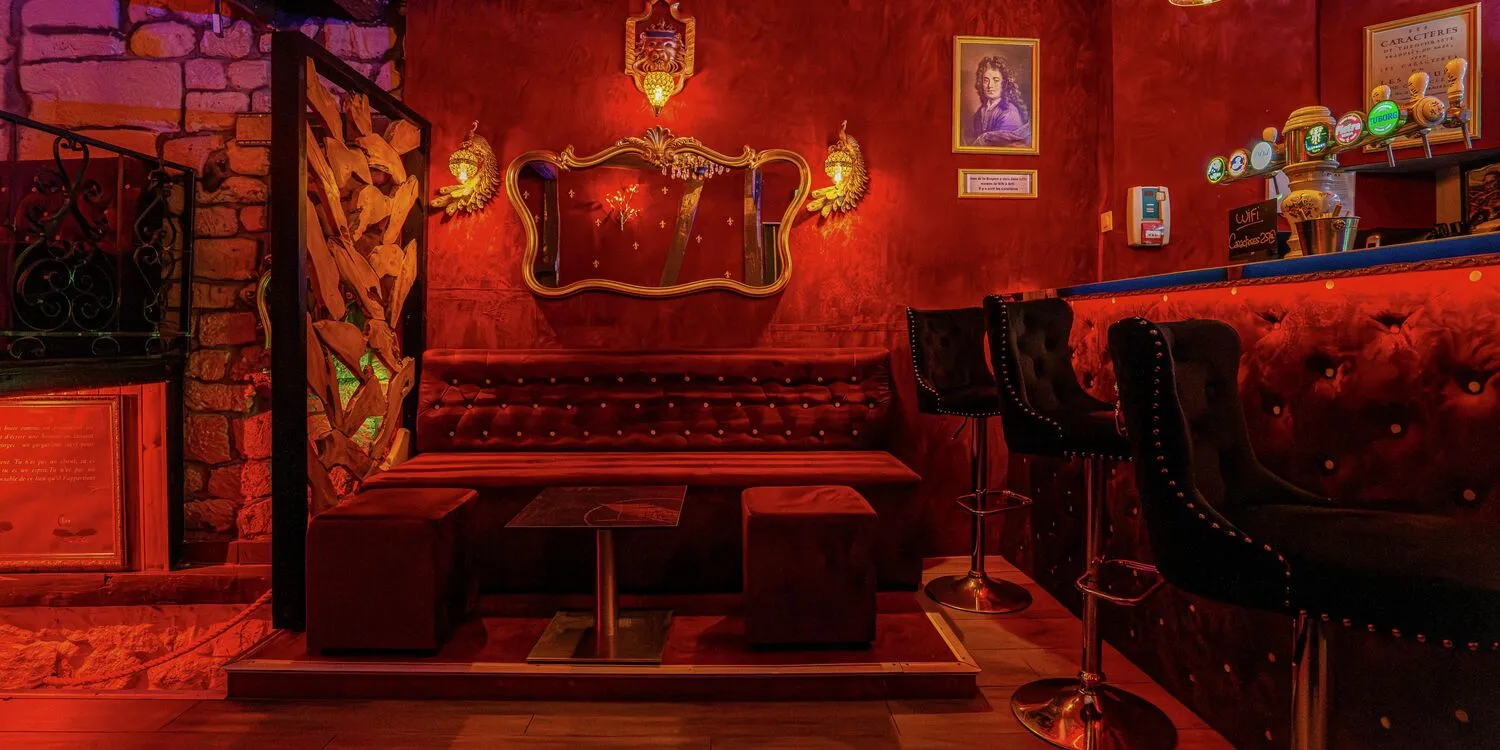 Les banquettes capitonnées et les fauteuils autour du comptoir