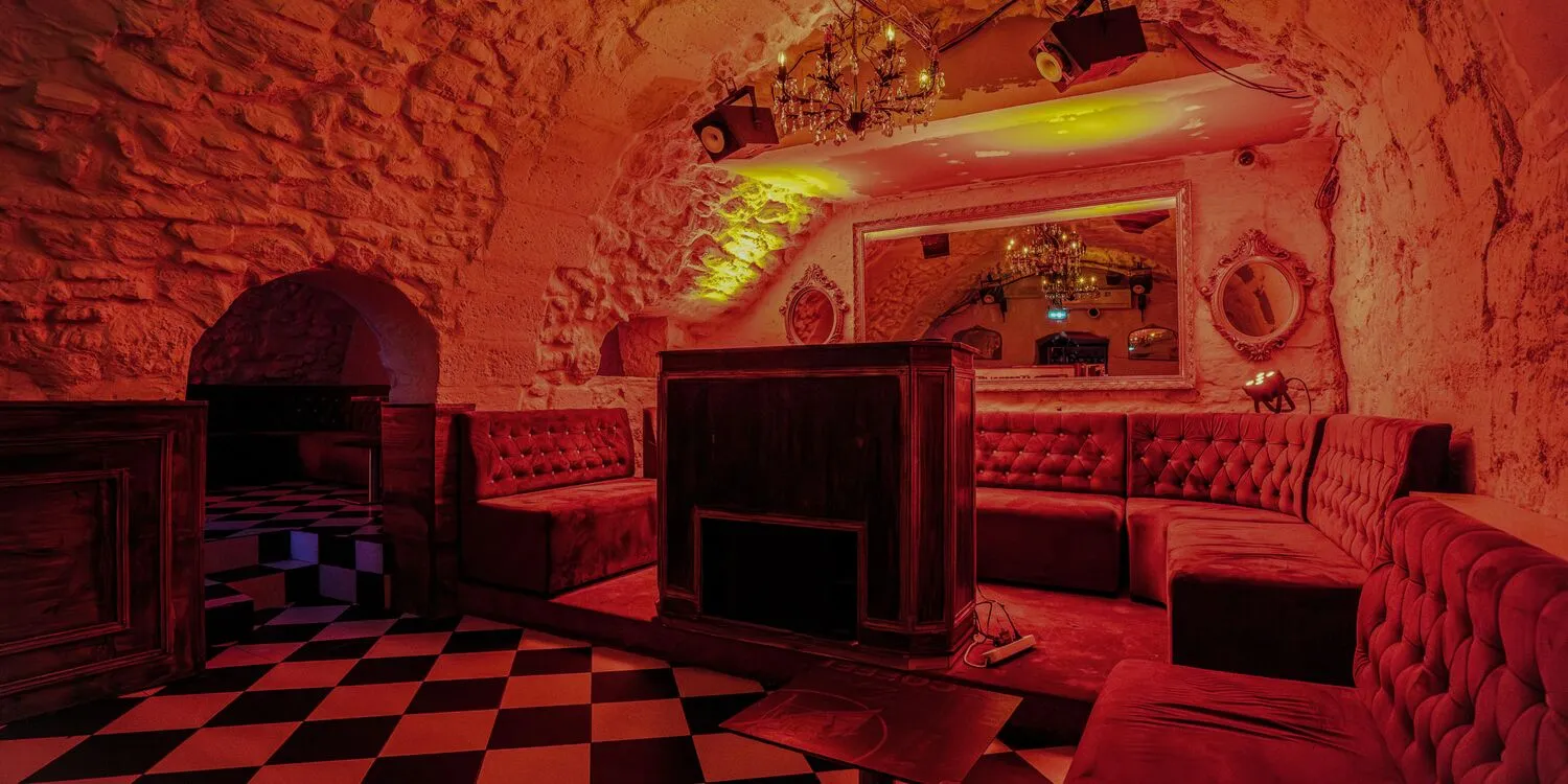 Les caves voûtées des Caractères, leurs banquettes et leur sol en damier