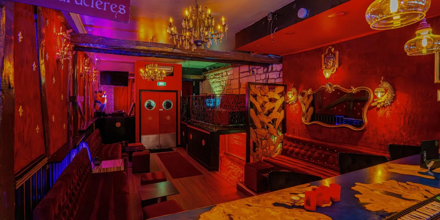Vue depuis le comptoir sur les salons, les miroirs et les lustres du bar